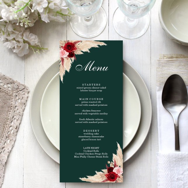 Boho Burgunderrosor och Pampasgräs Meny (Boho Emerald Green and Burgundy Roses with Pampas Grass Menu on a white wedding dinner table.)