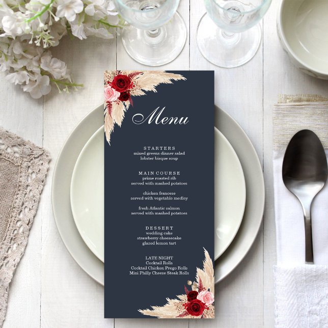 Boho Burgundy Ro och Pampas Grass Meny (Boho Burgundy Roses and Pampas Grass Menu on a boho white wedding dinner table.)