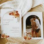 Boho Burnt Orange Blommigt Arch Bröllop Inbjudningar<br><div class="desc">Boho Burnt Orange Blommigt Bröllopinbjudan Bröllopet Bemian stil bröllopsinbjudan innehåller två brända blommigtar för orange med pampasgräs och en stam. Baksidan av inbjudan innehåller fotot på par också i en båge och några detaljer.</div>