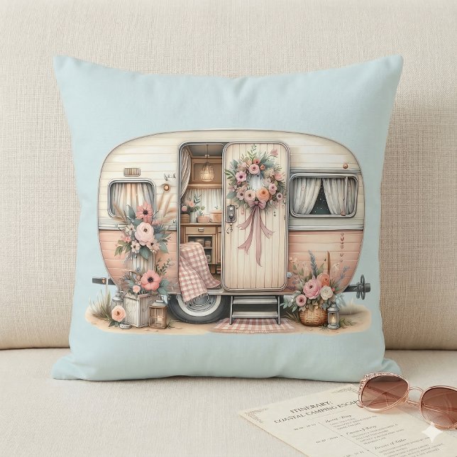 Boho Camper med blomsterkrans & pastellrosa Kudde (Boho Camper with Floral Wreath & Pastels Pink Throw Pillow On Sofa)