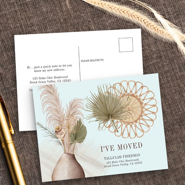 Boho Chic jag har Flyttat torkad Handflatan och Pa Meddelande Vykort (New Address postcard with boho rattan cane, pampas and dried leaves)