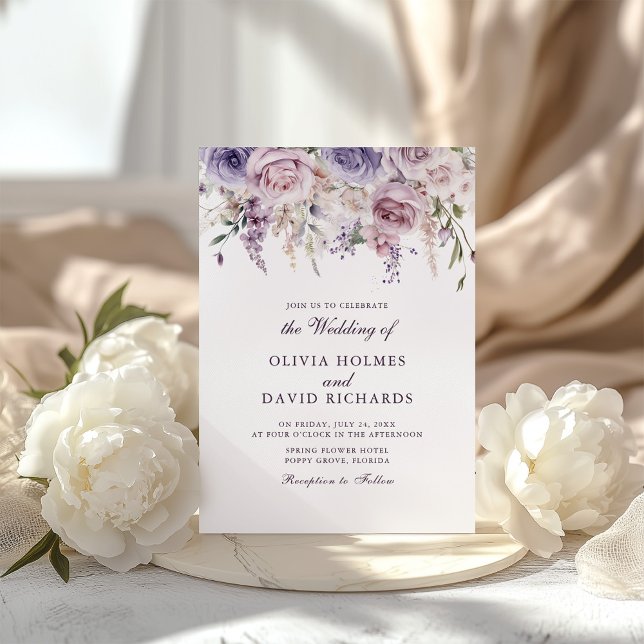 Boho Chic Mauve Lilac Blommigt Bröllop Inbjudningar (Boho Chic Mauve Lilac Floral Wedding Invitation on a boho table with white peonies)