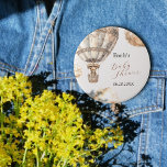 Boho Chic Nalle Luft Balloon Himlar Ivoy Knapp<br><div class="desc">Öka glädjen i din babydusch med Boho Baby Shower Button. Designad i elegantens skuggor av beige till vitt, har den en vacker björn i en luftballong omgiven av fluffa moln. Anpassadets inskription lägger till en personlig beröring som väntar på kreativets inmatning. Den här knappen är perfekt för framtida mor, far,...</div>