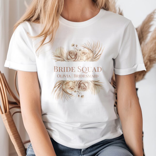 Boho Chic Rosa Blommig Brudtrojé T Shirt (Boho Chic Blush Floral Bride Squad T-Shirt on a young woman)
