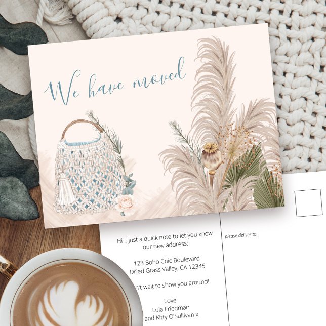 Boho Chic Torkad Handflatan och Pampas Grass Flytt Meddelande Vykort (Boho moving announcement postcard with macrame bag, pampas and dried palm)