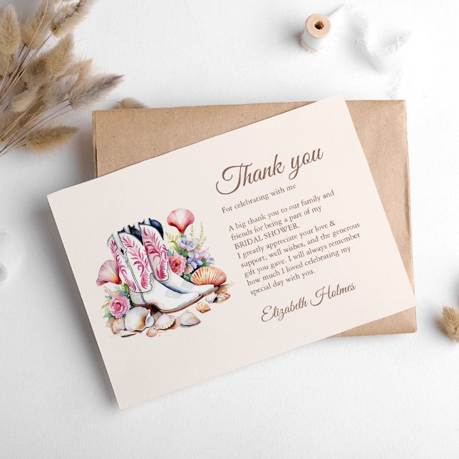Boho Coastal Cowgirl Stövlar Bröllopsfest Tack Kort (Boho Coastal Cowgirl Boots Bridal Shower Thank You Card on a boho table.)