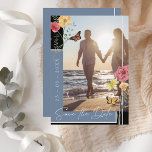 Boho Dusty Blue Wildblommor Photo Save Date Spara Datumet<br><div class="desc">Wildblommor Dusty Blue Photo Save the Date Card. Med den här blommigten påminner du dina vänner och din familj elegant om ditt bröllop-datum, skifferblått, vilda blommor, fotospara datumkortet, med en söt, vit typografi, över en slående blå och svart bakgrund bredvid ett snyggt foto av det par som ska visas som...</div>