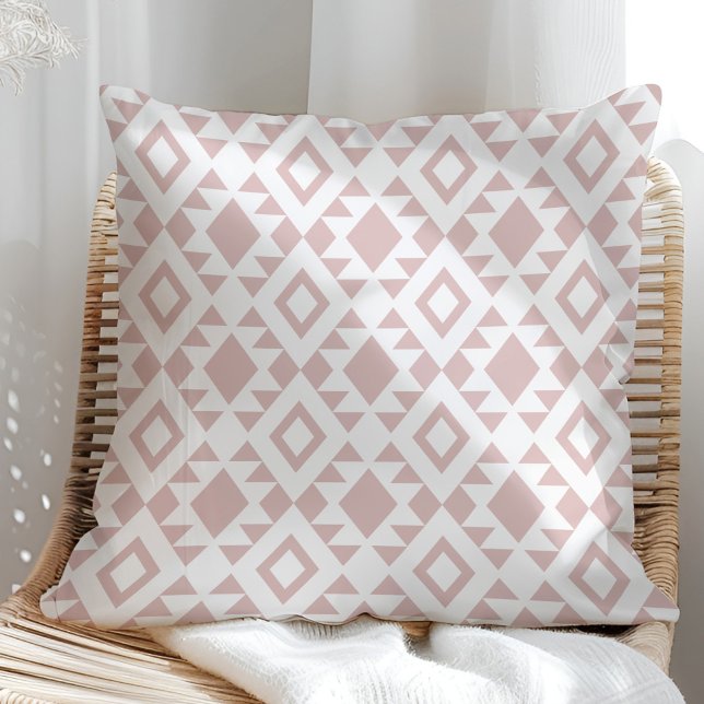 Boho Dusty Ro och White Navajo Kudde (Boho Dusty Rose and White Navajo Throw Pillow in a sunny rattan armchair.)
