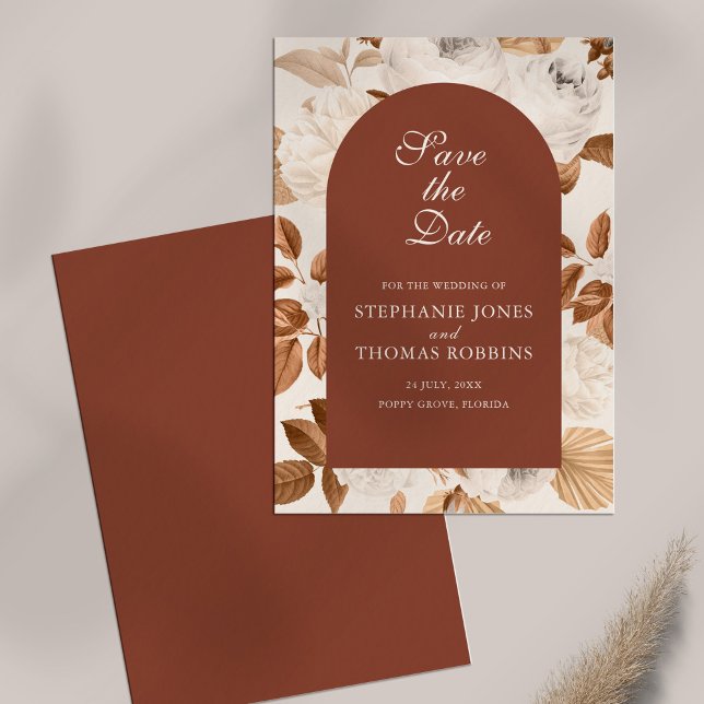 Boho Elegant Terracotta sparar datumkortet Spara Datumet (Boho Elegant Terracotta Save the Date Card on white table.)