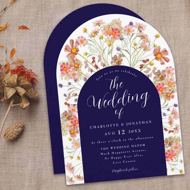 Boho Fall Rustic Blommigt Arch Navy Blue Bröllop Inbjudningar (Boho fall rustic wildflower floral arch navy blue and white wedding invitation with elegant script)