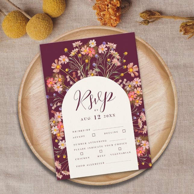 Boho Fall Rustic WildblomBlommigt Arch Bröllop OSA Kort (Boho fall rustic wildflower floral arch elegant script burgundy and ivory cream wedding rsvp card)