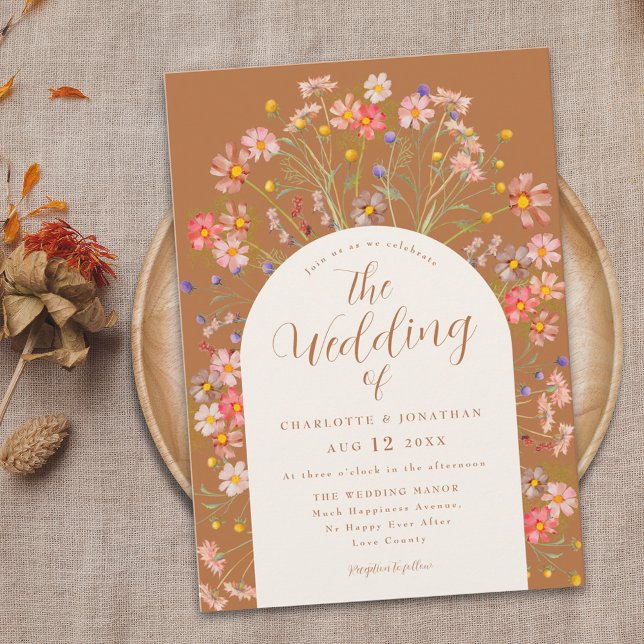 Boho Fall WildblomArch Terracotta Bröllop Inbjudningar (Boho fall wildflower terracotta burnt orange wedding invitation with elegant arch and modern script )