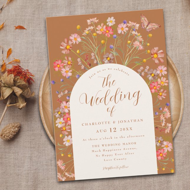 Boho Fall WildblomBlommigt Butterfly Bröllop Inbjudningar (Boho fall wildflower butterfly terracotta floral arch wedding invitation watercolor burnt orange )