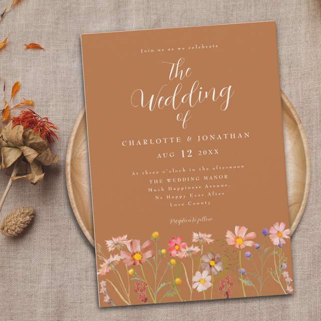Boho Fall WildblommTerracotta Blommigt Bröllop Inbjudningar (Boho fall wildflower meadow wedding invitation in burnt orange umber terracotta purple yellow)