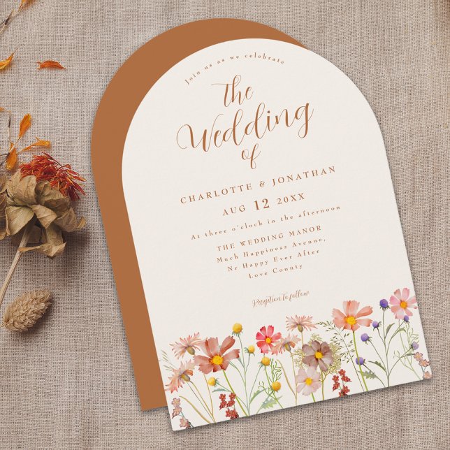 Boho Fall WildblomTerracotta Bröllop Inbjudningar (Boho fall Wildflower arch terracotta burnt orange Wedding invitation with elegant script)