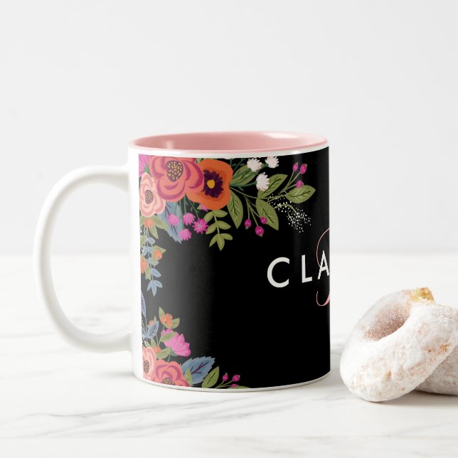 Boho Flowers - Black with Rosa Monogram Två-Tonad Mugg (Med munk)