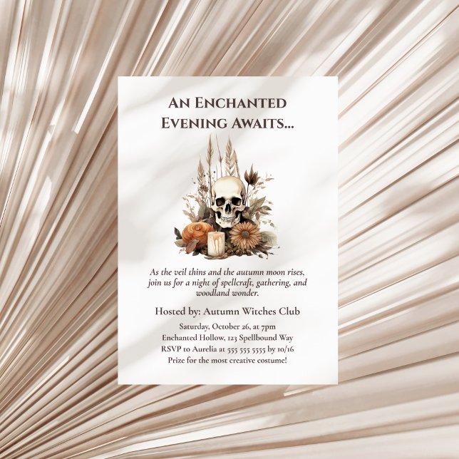 Boho Gothic Fall Party med Skull och blommor Inbjudningar (Boho Gothic Fall Party with Skull and Flowers Invitation on a sunny neutral dry palm leaf.)