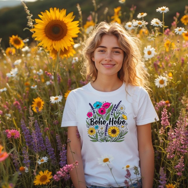 Boho Hobo-blomsterträdgårdens utformning T Shirt (A cheery flower garden with the word Boho Hobo for a relaxed and laid back country vibe)