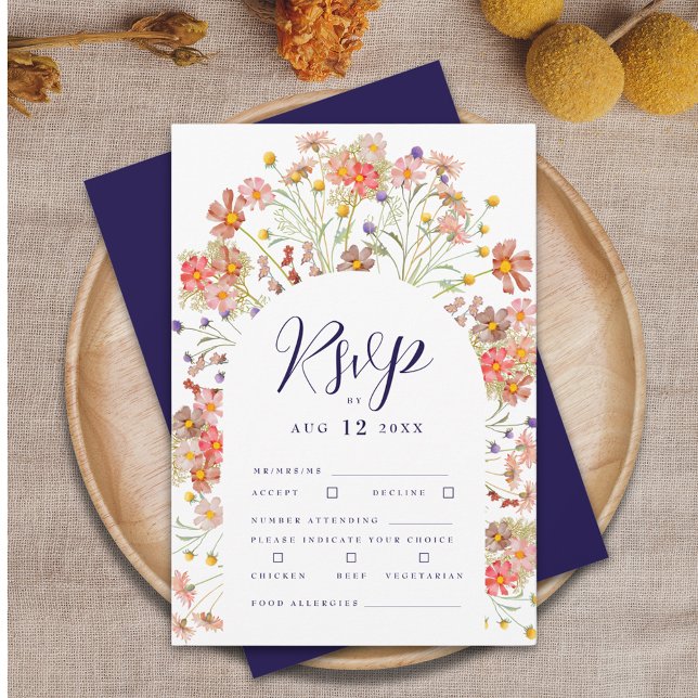 Boho höst blomsterbåge marinblå & vit bröllopskonc OSA kort (Boho fall rustic wildflower floral arch elegant script navy blue and white wedding rsvp card)