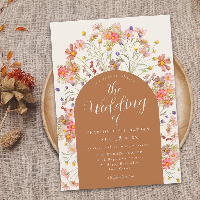 Boho höst vilda blommor terrakotta bröllop inbjudningar (Boho fall wildflower terracotta burnt orange wedding invitation with elegant arch and modern script )
