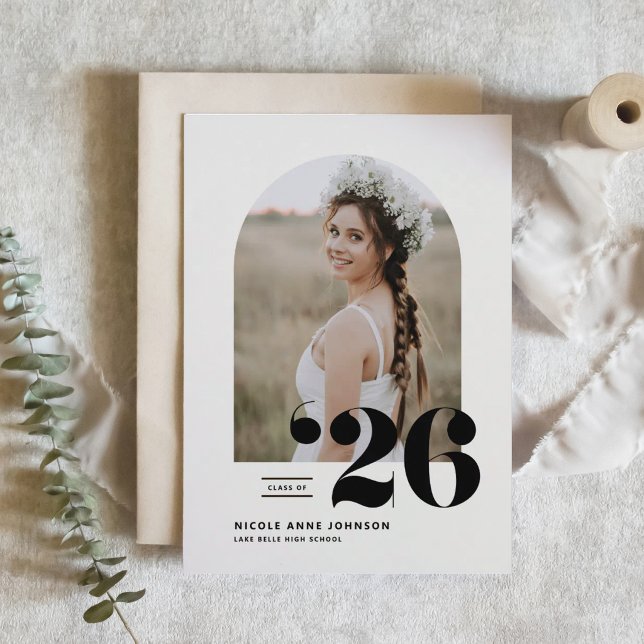 Boho Klass 2026 Arkitektur Foto Examen Meddelande (Customizable boho photo graduation announcement featuring arch photo frame. )