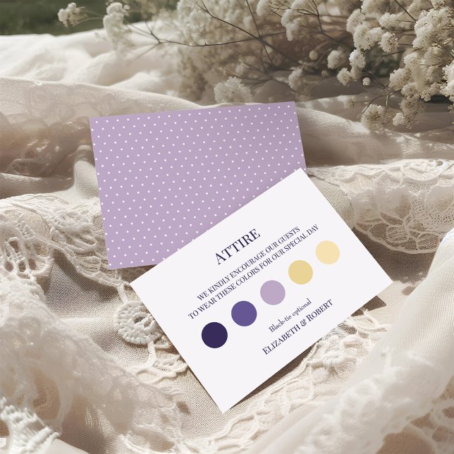 Boho Lavender Bröllop Attire Guresreskodningskort Tack Kort (Boho Lavender Wedding Attire Guest Dress Code Card on a sunny boho wedding table.)