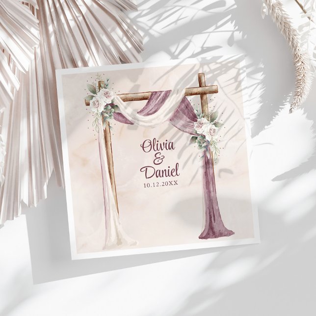 Boho Lila Blommig Baldakin Bröllop Pappersservett (Boho Purple Floral Canopy Wedding Paper Dinner Napkins on a sunny white table.)
