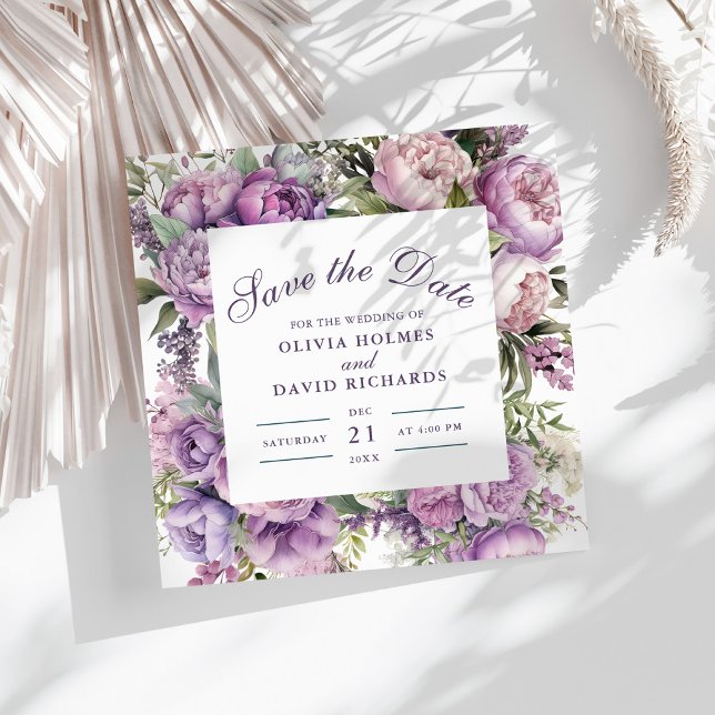 Boho Lila Blommig Bröllop Spara Datum Datumet (Boho Lilac Floral Wedding Save the Date on a sunny white table with dry palm leaf.)