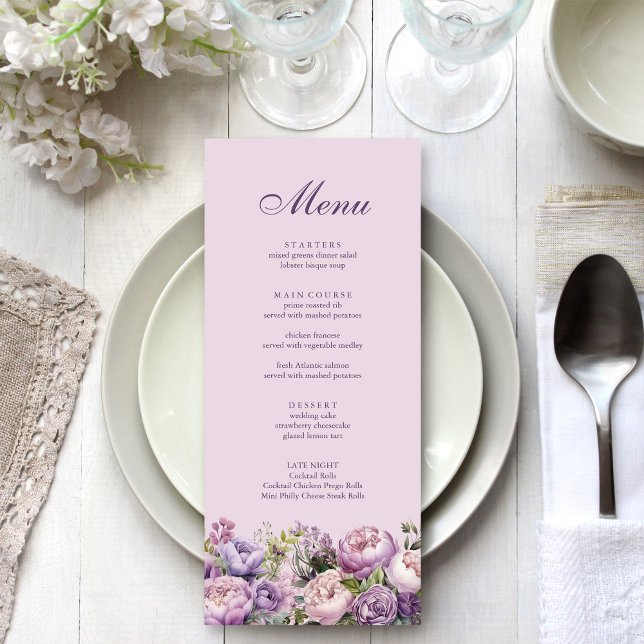 Boho lila blomsterbröllopsmeny meny (Boho Lilac Floral Wedding Menu on white and silver wedding table.)
