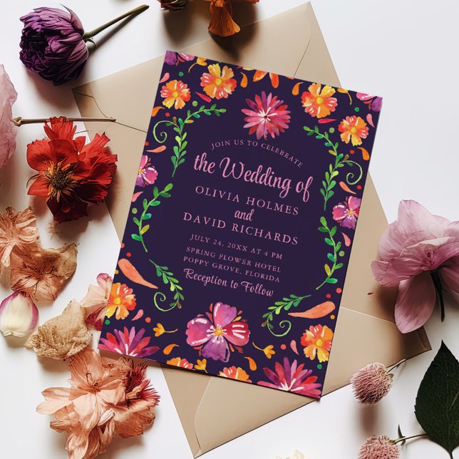 Boho Lila Färgglada Mexikanska Blommiga Fiesta Brö Inbjudningar (Boho Purple Colorful Mexican Floral Fiesta Wedding Invitation on a table surrounded with flowers)