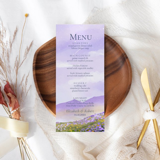 Boho Lila Natt Bergslandskap Bröllopsmeny Meny (Boho Lilac Night Mountain Landscape Wedding Menu on a boho wedding table.)