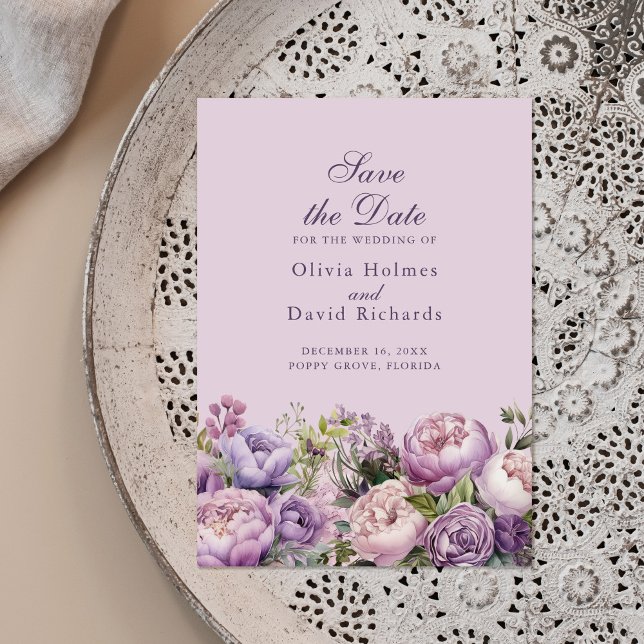 Boho Lila och Purpurfärgade Peonier Spara datum-ko Datumet (Boho Lilac and Purple Peonies Save the Date Card on a beautiful neutral boho plate.)