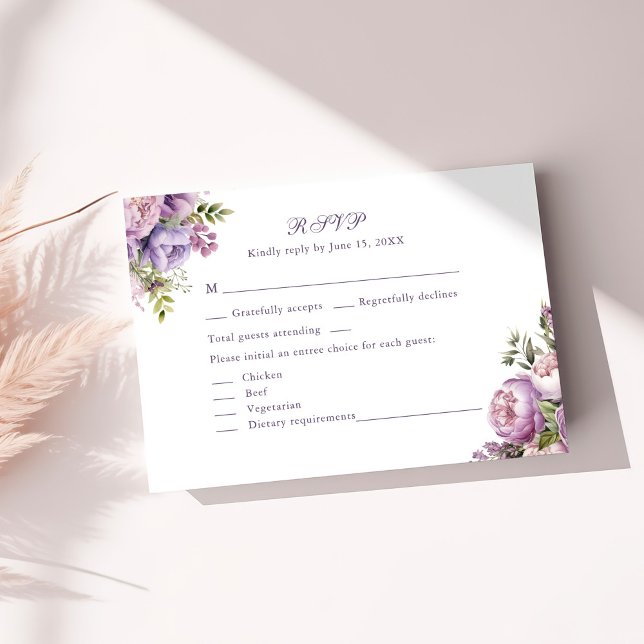 Boho Lila Påskliljor & Vilda Blommor Bröllop RSVP- Tack Kort (Boho Lilac Peonies & Wildflowers Wedding RSVP Card on a sunny white table.)