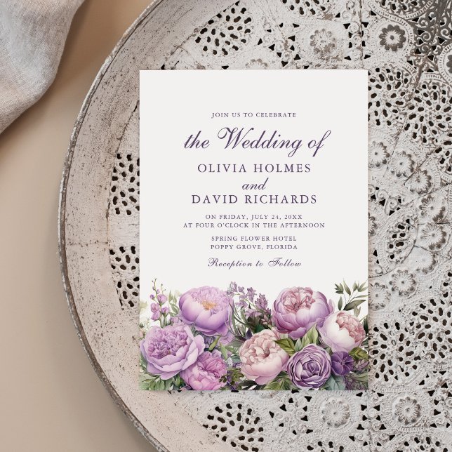 Boho Lila Pionbröllop Inbjudningar (Boho Lilac Peonies Wedding Invitation on a beautiful neutral boho plate.)