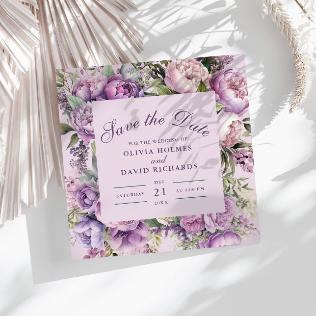 Boho Lilac Blommigt Bröllop spara datum Spara Datumet (Boho Lilac Floral Wedding Save the Date on a sunny table with a dry palm leaf.)