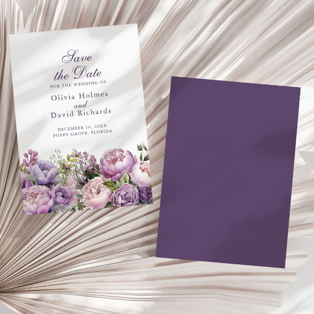 Boho Lilac och Lila Peonies Spara datumkortet Datumet (Boho Lilac and Purple Peonies Save the Date Card on a neutral dry palm leaf.)