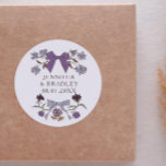 Boho Lilac Rosett band Blommigt Wedding Favor Runt Klistermärke<br><div class="desc">Boho och rustiskt bröllop är ett klistermärke som ger hand plockade illustration av knärör och blommor i lilac färg.</div>