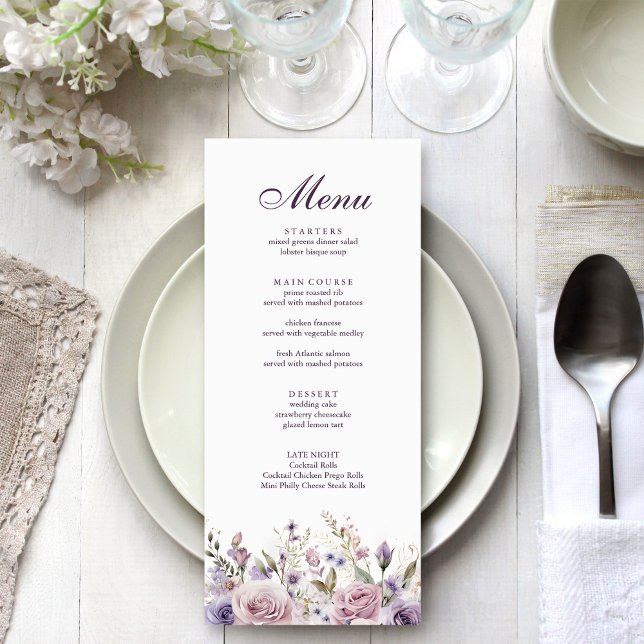 Boho Mauve och Lilac Blommigt Bröllop Menu Card Meny (Boho Mave and Lilac Floral Wedding Menu Card on an elegant silver grey wedding table with flowers.)
