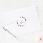 Boho Mauve och Lilac Blommigt Bröllop Runt Klistermärke<br><div class="desc">Försegla ditt bröllop-kontor med charm med hjälp av Boho Mauve och Lilac Blommigt Classic Round Sticker. Med mjuka blommigtar för vattenfärg i romantiska färger och lilaska toner är denna dekal den perfekt som avslutar tryck för kuvert, föredrar förpackning eller tacknämliga anteckningar. Rik plum boho-stil-typografin tillför en elegant och modern beröring...</div>