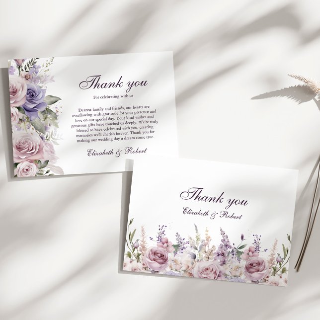 Boho Mauve och Lilac Blommigt Bröllop Tack Kort (Boho Mauve and Lilac Floral Wedding Thank You Card on a sunny white table with a tiny dry botanical)