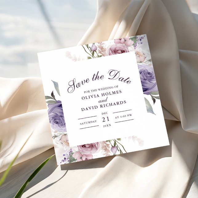 Boho Mave- och Lilac-Blommigten sparar datumkortet Spara Datumet (Boho Mave and Lilac Floral Save The Date Card on a sunny table with soft elegant fabric.)