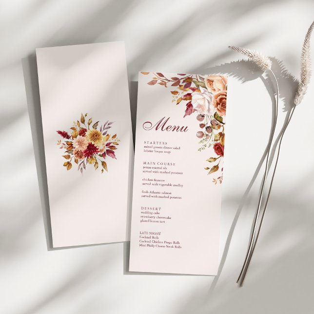 Boho Modern Burnt Orange Terracotta Blommigt Bröll Meny (Boho Modern Burnt Orange Terracotta Floral Wedding Menu on a sunny white table.)