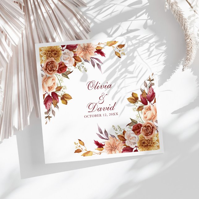 Boho Modern Burnt Orange Terracotta Blommigt Bröll Pappersservett (Boho Modern Burnt Orange Terracotta Floral Wedding Paper Dinner Napkins on a sunny boho white table.)