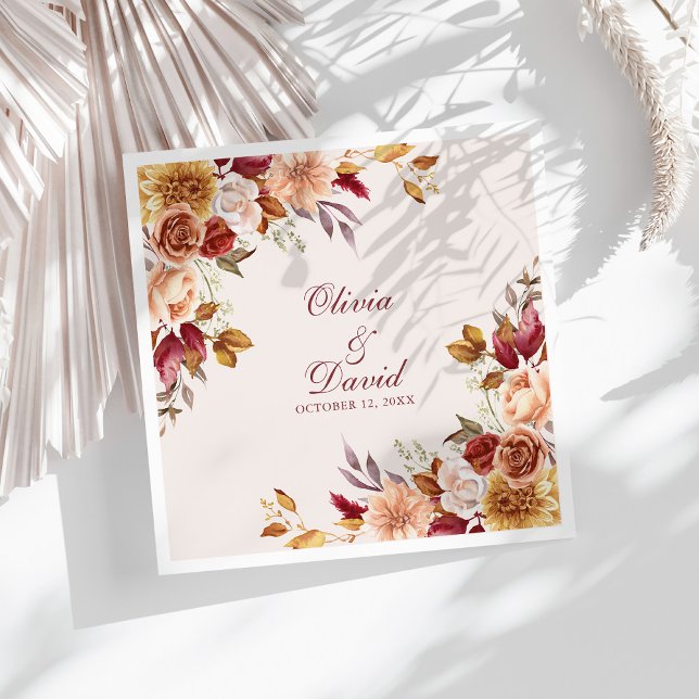 Boho Modern Burnt Orange Terracotta Blommigt Bröll Pappersservett (Boho Modern Burnt Orange Terracotta Floral Wedding Paper Dinner Napkins on a sunny white table.)