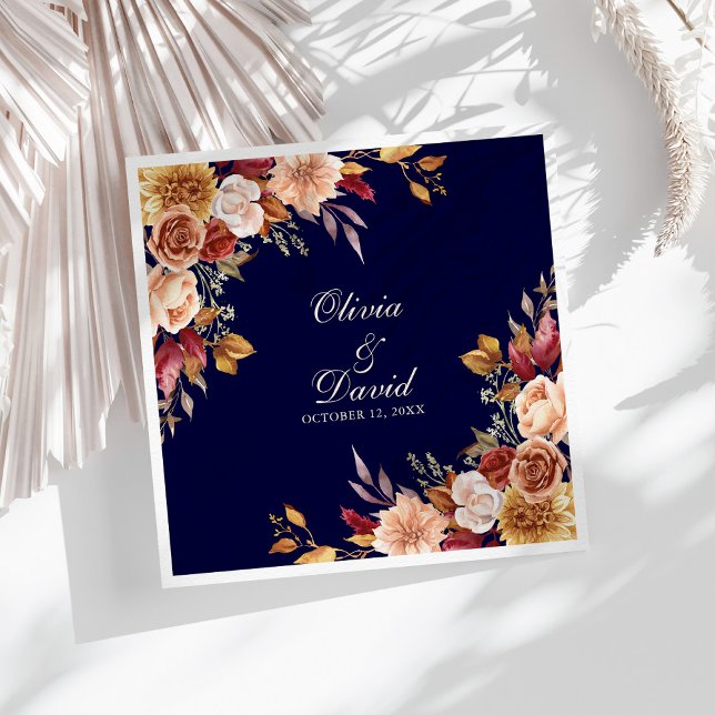 Boho Modern Marinblå Bränd Orange Blommig Bröllop Pappersservett (Boho Modern Navy Blue Burnt Orange Floral Wedding Paper Dinner Napkins on sunny boho white table.)