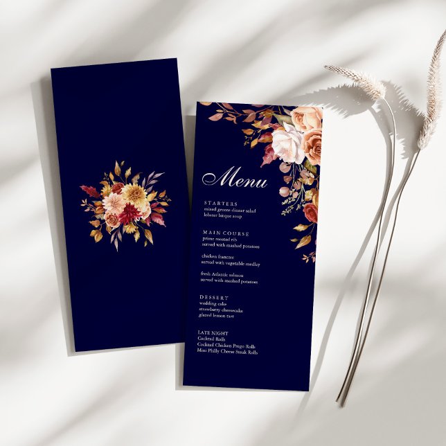Boho Modern Navy Blue Burnt Orange Blommigt Bröllo Meny (Boho Modern Navy Blue Burnt Orange Floral Wedding Menu on a sunny boho white table.)