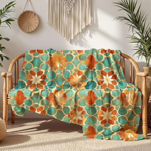 Boho Moroccan Turcos och Terracotta Blommigt Fleecefilt (Boho Moroccan Turquoise and Terracotta Floral Fleece Blanket on a wooden sofa in a boho living room.)