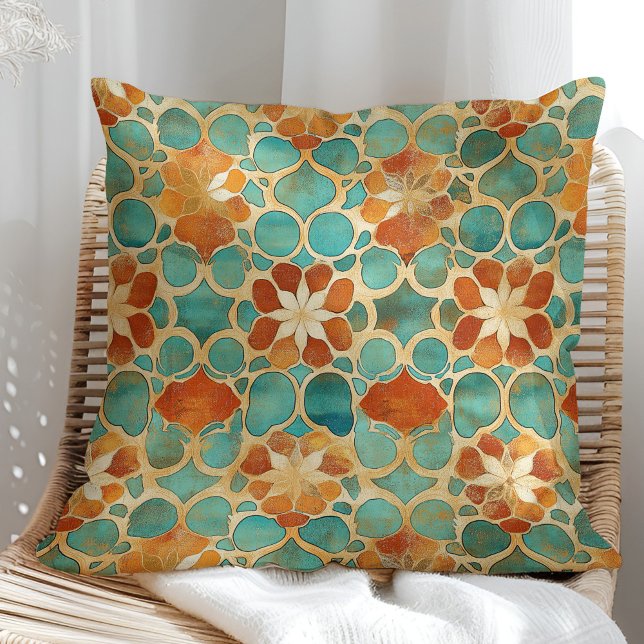 Boho Moroccan Turcos och Terracotta Blommigt Kudde (Boho Moroccan Turquoise and Terracotta Floral Throw Pillow in a sunny boho rattan armchair.)