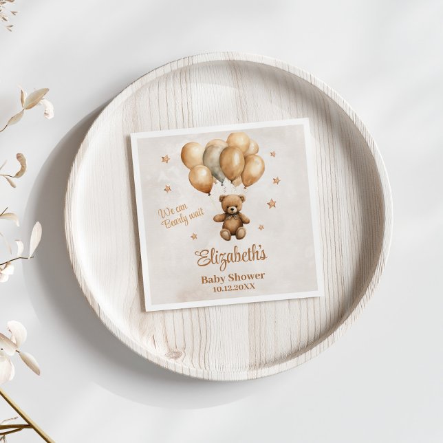 Boho-Nalle med babyskor för ballonger Pappersservett (Boho Teddy Bear with Balloons Baby Shower Napkins on white table with dry flowers.)