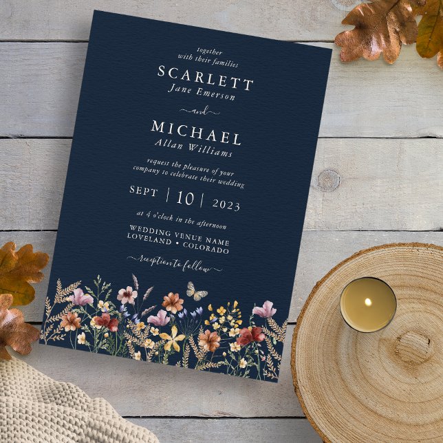Boho Navy Blommig Bröllopsinbjudan Inbjudningar (Wildflower Boho Navy Floral Wedding Invitation with Butterfly by Painted Paperie
)